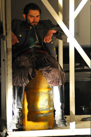 Вистава "Едіп. Собача будка" театру "Дах" (фото teatre.com.ua)